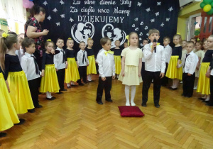 Dzieci z gr. III i IV witają rodziców.