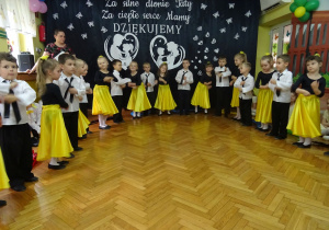 Dzieci z gr. III śpiewają piosenkę.