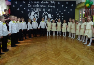 Dzieci z gr. IV recytują w półkolu wiersz.