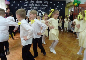 Przedszkolaki tańczą w dwóch rzędach.