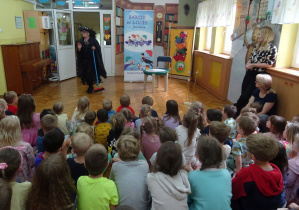 Dzieci podziwiają babcię Czarownicę.