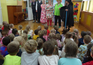 Na scenie 4 babcie i 2 dziadków.