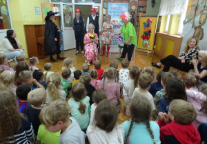 Na scenie Babcie i Dziadkowie. Jedna Babcia siedzi na krzesełku.
