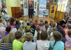 Dzieci słuchają wiersza.