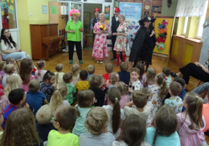 Babcie w Locie z Dziadkami recytują swoje role.