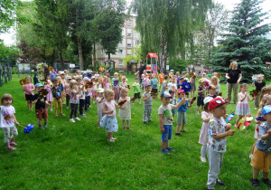 Dzieci naśladują prowadzącą koncert.