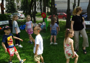 Dzieci naśladują wybrane pozycje w zabawie.