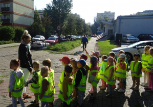 Przedszkolaki wskazują znaki.
