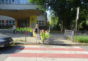 Przedszkolaki przed przejściem dla pieszych.