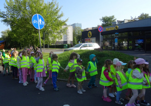 Przedszkolaki wskazują znaki.