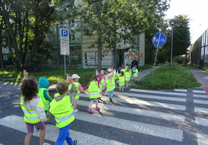Dzieci przechodzą na pasach.