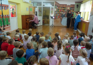 Mążczyzna gra na pianinie.