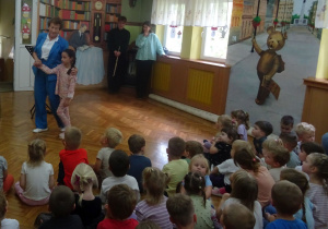 Prowadząca tańczy z dziewczynką.