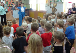 Przedszkolaki tańczą przy piosence.