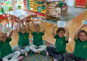 Dzieci prezentują swoje medale olimpijskie.