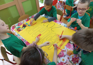 Dzieci wykonują napis na rozpoczęcie Veoliady 2021.