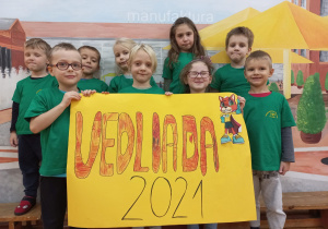 Dzieci prezentują napis Veoliada 2021.