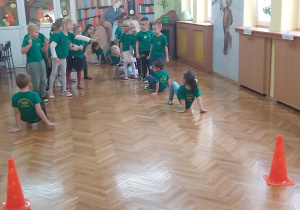 Przedszkolaki podczas zabaw sportowych.