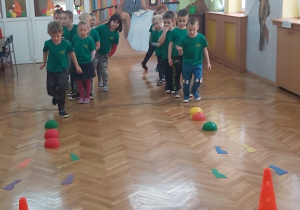 Przedszkolaki podczas zabaw sportowych z akcesoriami sensorycznymi.