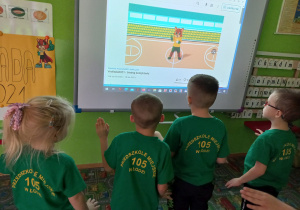 Przedszkolaki przy tablicy interaktywnej ćwiczą z liskiem.