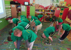 Przedszkolaki ćwiczą z liskiem.
