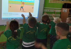 Przedszkolaki przy tablicy interaktywnej ćwiczą z liskiem.