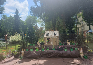 Domek, zające, kwiaty.