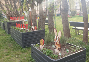 Skrzynie z ozdobami świątecznymi.