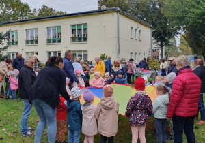 Zabawy z babciami i dziadkami z chustą animacyjną.