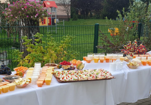 Stół ze zdrowymi przekąskami.